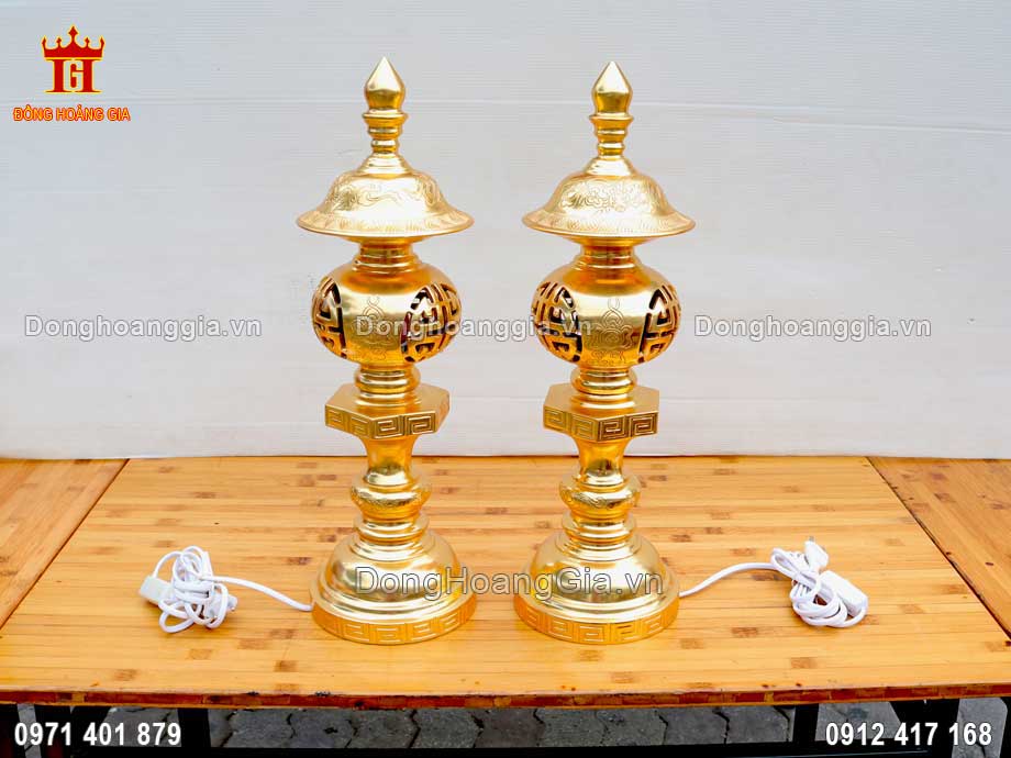 Đôi đèn thờ được nghệ nhân Hoàng Gia đúc hoàn toàn thủ công truyền thống